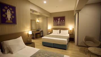 Een minibar, een kluis op de kamer, een bureau, geluiddichte muren