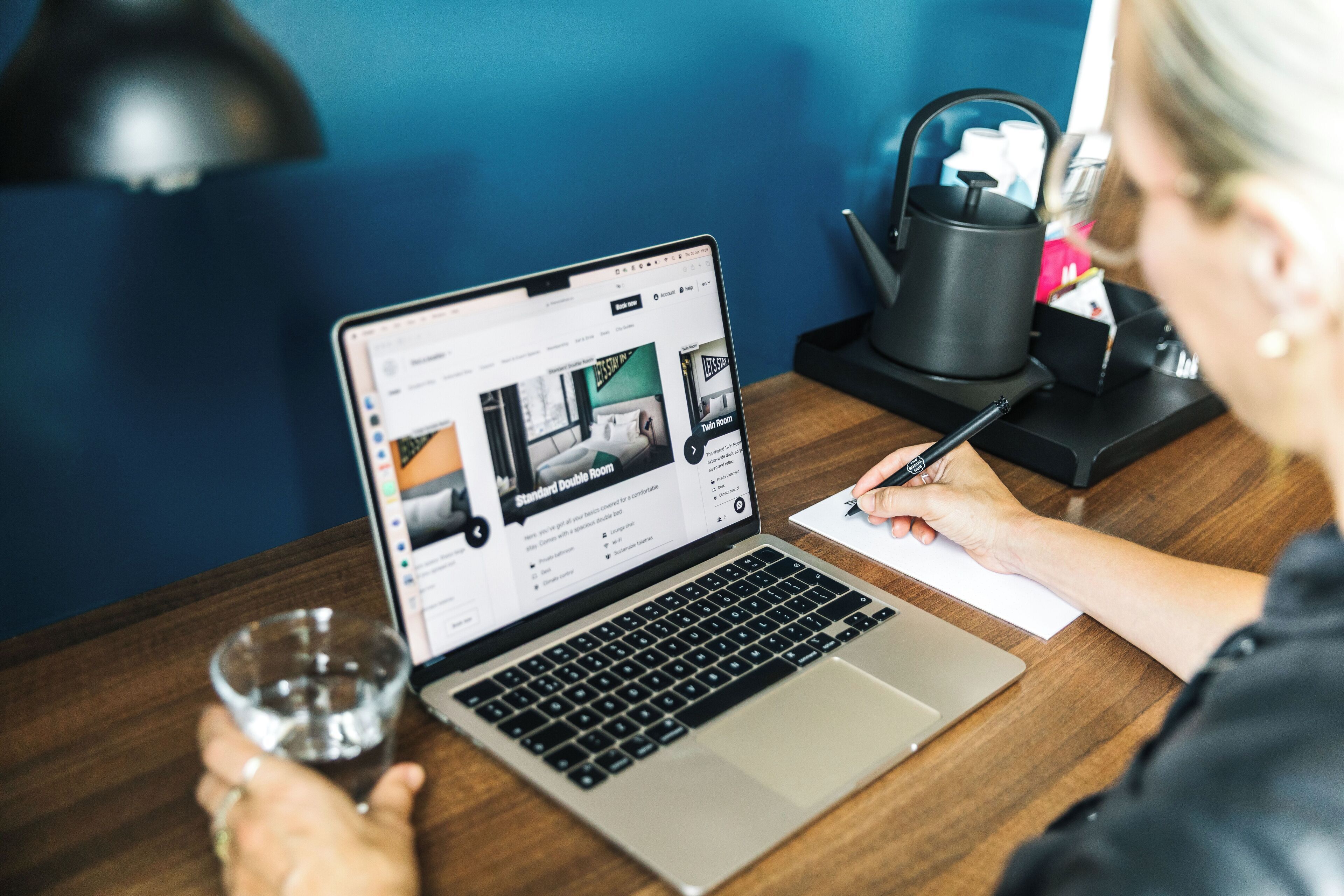 Ropa de cama de alta calidad y escritorio 