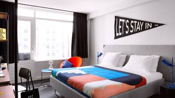 Deluxe tweepersoonskamer | Luxe beddengoed, een bureau, een laptopwerkplek, geluiddichte muren