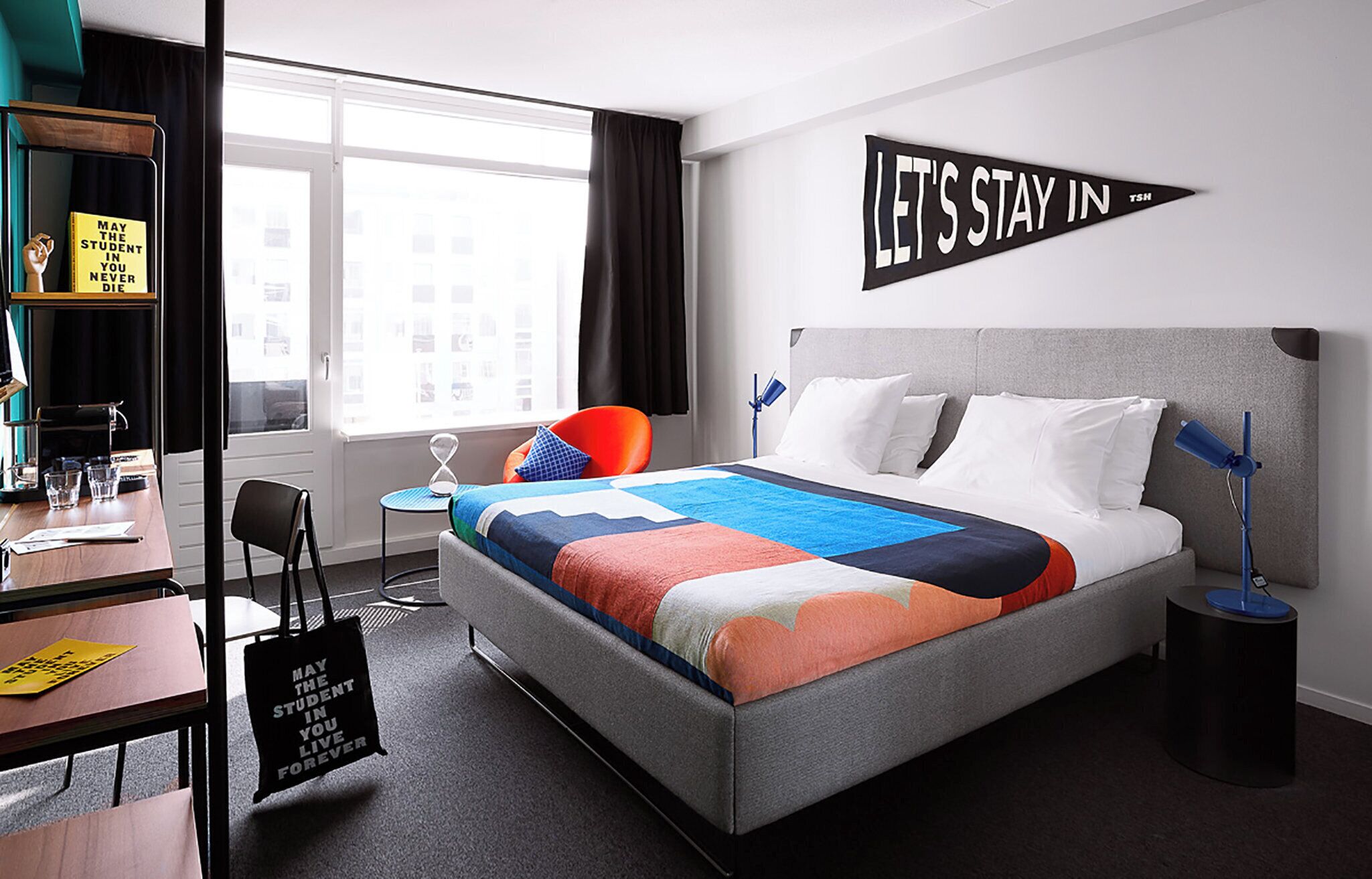 Luxe beddengoed, een bureau, een laptopwerkplek, geluiddichte muren