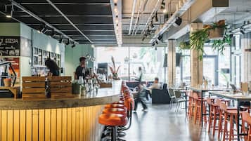 Serveert ontbijt, lunch, diner, regionale gerechten