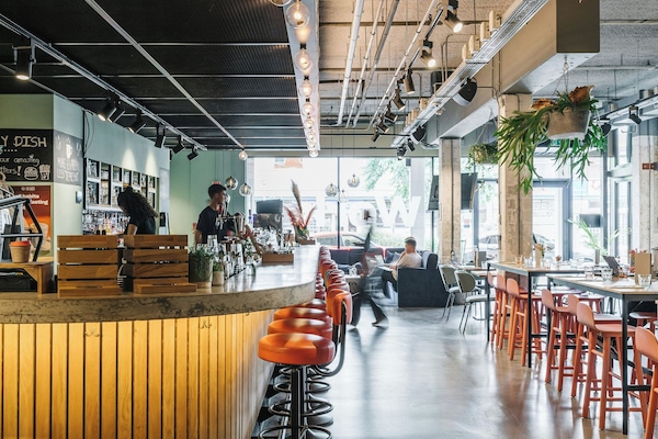 Breakfast, lunch, dinner served; Regional cuisine