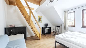 apartman (5 adults) | 1 hálószoba, íróasztal, sötétítőfüggöny és vasaló/vasalódeszka