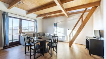 Departamento (8-10 adults) | Área de sala de estar | Televisión de pantalla plana