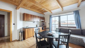 apartman (8-10 adults) | Privát teakonyha | Hűtőszekrény, mikrohullámú sütő, főzőlap és elektromos vízforraló