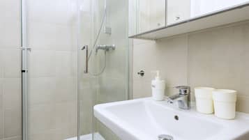 Appartamento (6-10 adults) | Bagno | Combinazione doccia/vasca, asciugacapelli, asciugamani