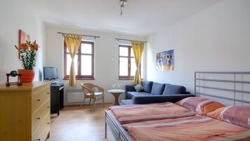 Suite | Escritorio, cortinas blackout y tabla de planchar con plancha