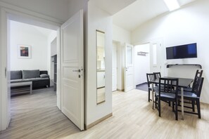Appartamento (6-10 adults) | Area soggiorno | TV a schermo piatto