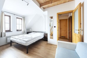 Apartamento (5 adults) | Escritorio, cortinas opacas, tabla de planchar con plancha