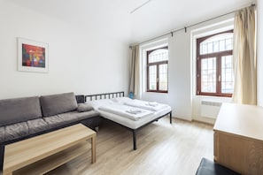 Apartamento (6-10 adults) | Escritorio, cortinas opacas, tabla de planchar con plancha