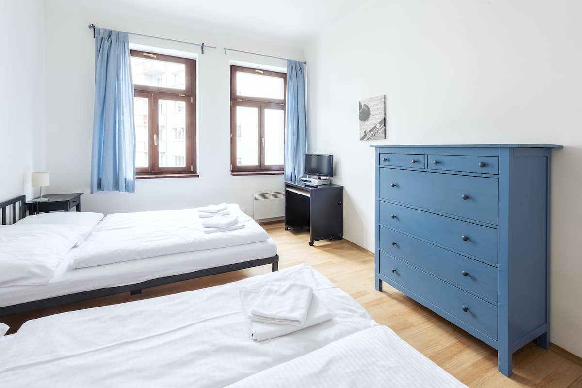 Apartment (4 adults) | Desk, blackout drapes, iron/ironing board, cribs (free)