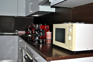 Deluxe Duplex, 3 Bedrooms, Mountainside | Private kitchen | Full-sized fridge, microwave, oven, stovetop