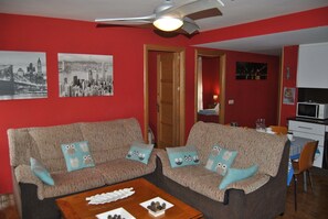 Leilighet – deluxe, 2 soverom, fjellutsikt, ved fjell | Oppholdsområde | En 47-tommers Flatskjerm-TV med digitale kanaler samt TV og DVD-spiller