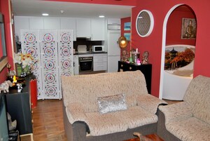 Apartamento romântico, 1 quarto, banheira de imersão, ao lado da montanha | Área de estar | TV de tela plana 47 polegadas com canais digitais, TV, DVD player