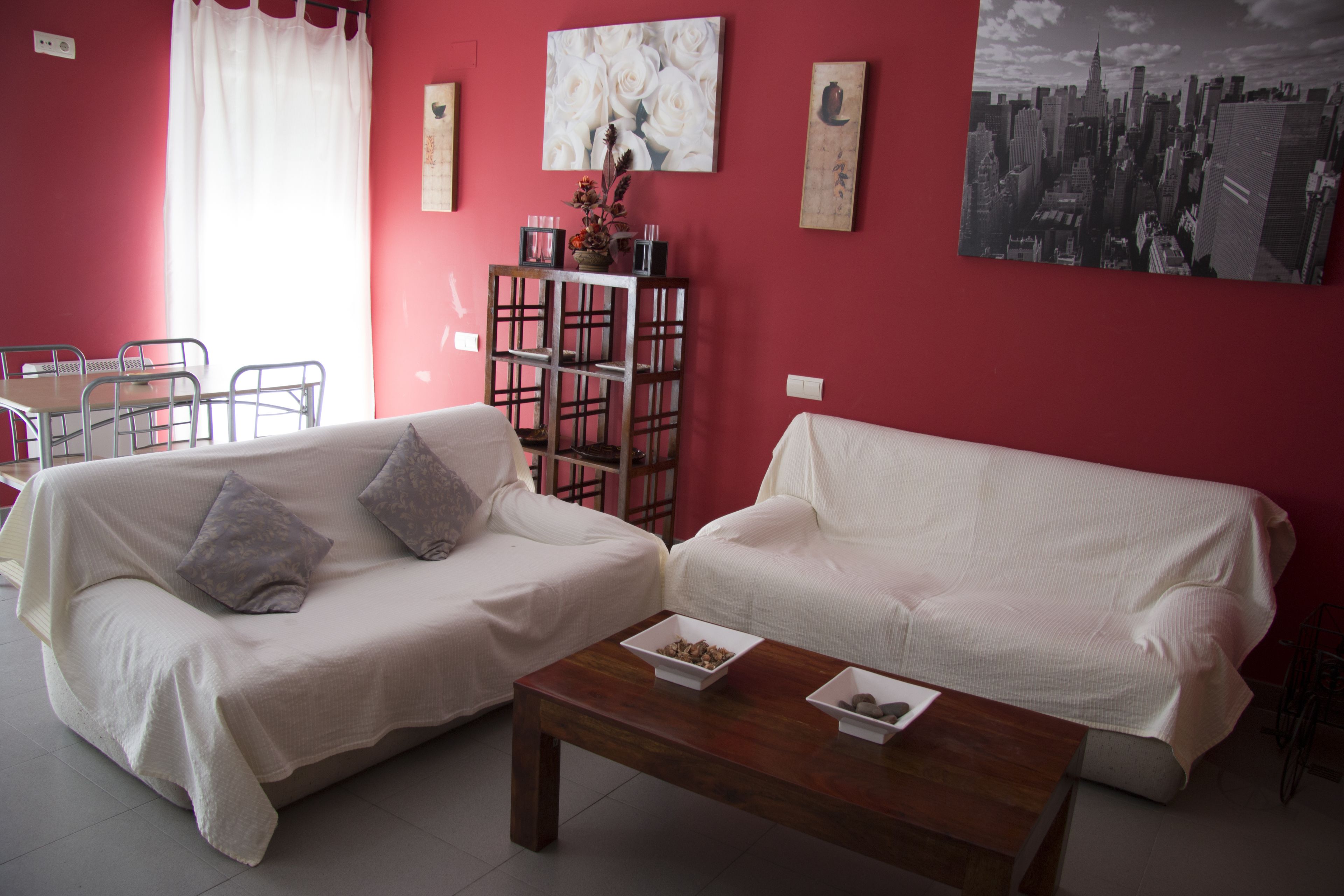 Een 47-inch flatscreentelevisie met digitale zenders en een televisie