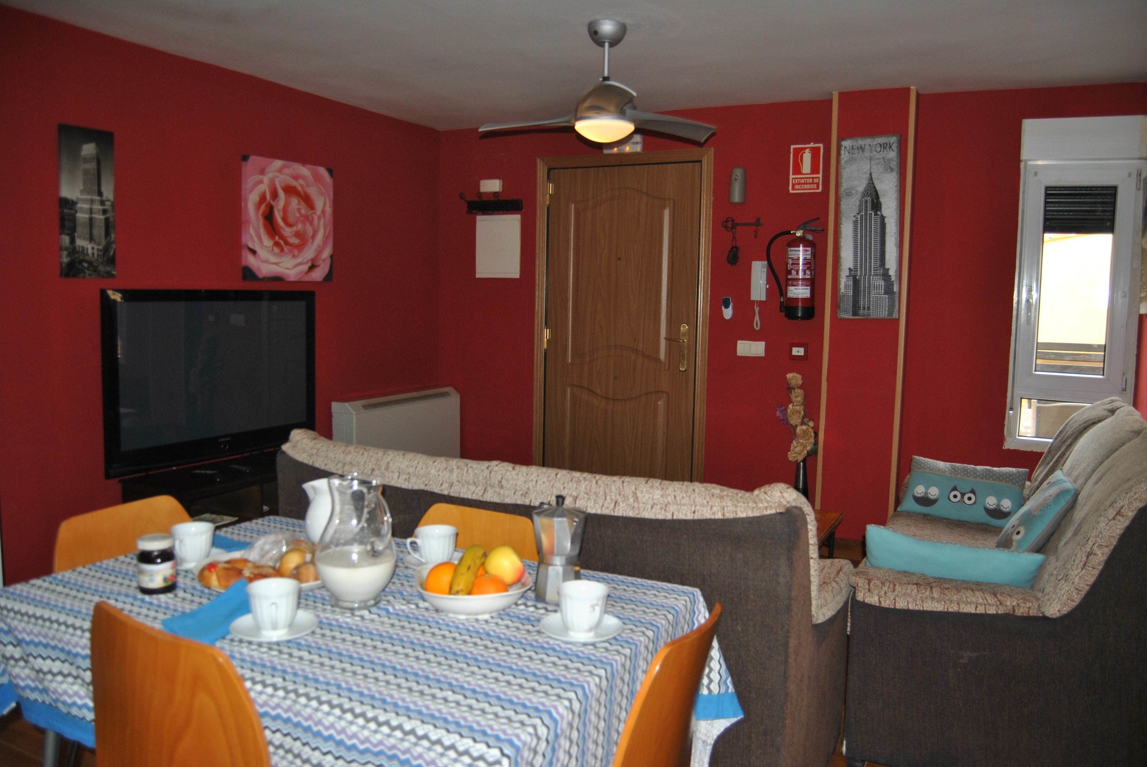 Apartamento Deluxe, 2 habitaciones, vistas a la montaña, junto a la montaña | Zona de estar | Televisión de pantalla plana de 47 pulgadas con canales digitales