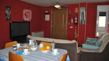 Apartamento Deluxe, 2 habitaciones, vistas a la montaña, junto a la montaña | Zona de estar | Televisión de pantalla plana de 47 pulgadas con canales digitales