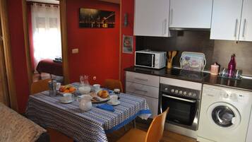 Apartamento Deluxe, 2 habitaciones, vistas a la montaña, junto a la montaña | Cocina privada | Frigorífico grande, microondas, horno y placa de cocina