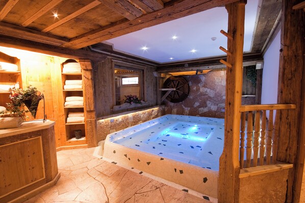 Indoor spa tub - Wellness Hotel Dolomia (Soraga)