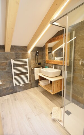 Junior Room | Bathroom | Shower, hair dryer, bidet, towels - Wellness Hotel Dolomia (Soraga)