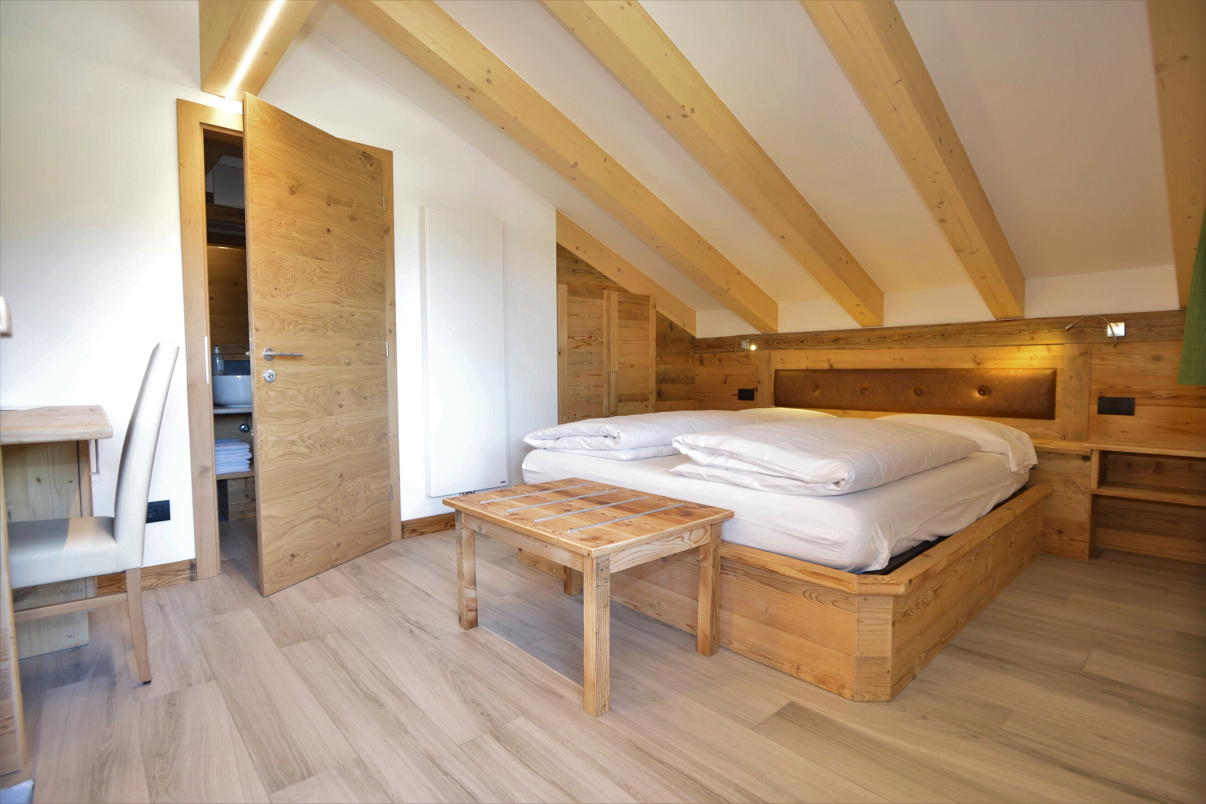 In-room safe, desk, laptop workspace, soundproofing