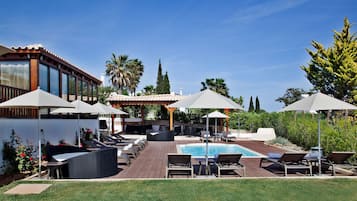 Outdoor pool, sun loungers