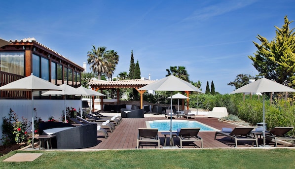 حمّام سباحة خارجي، مقاعد للتشمس