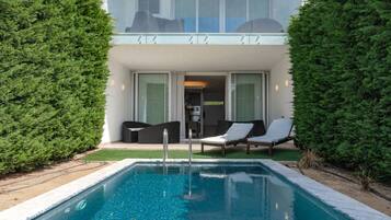 Kolam renang outdoor, dengan kursi berjemur