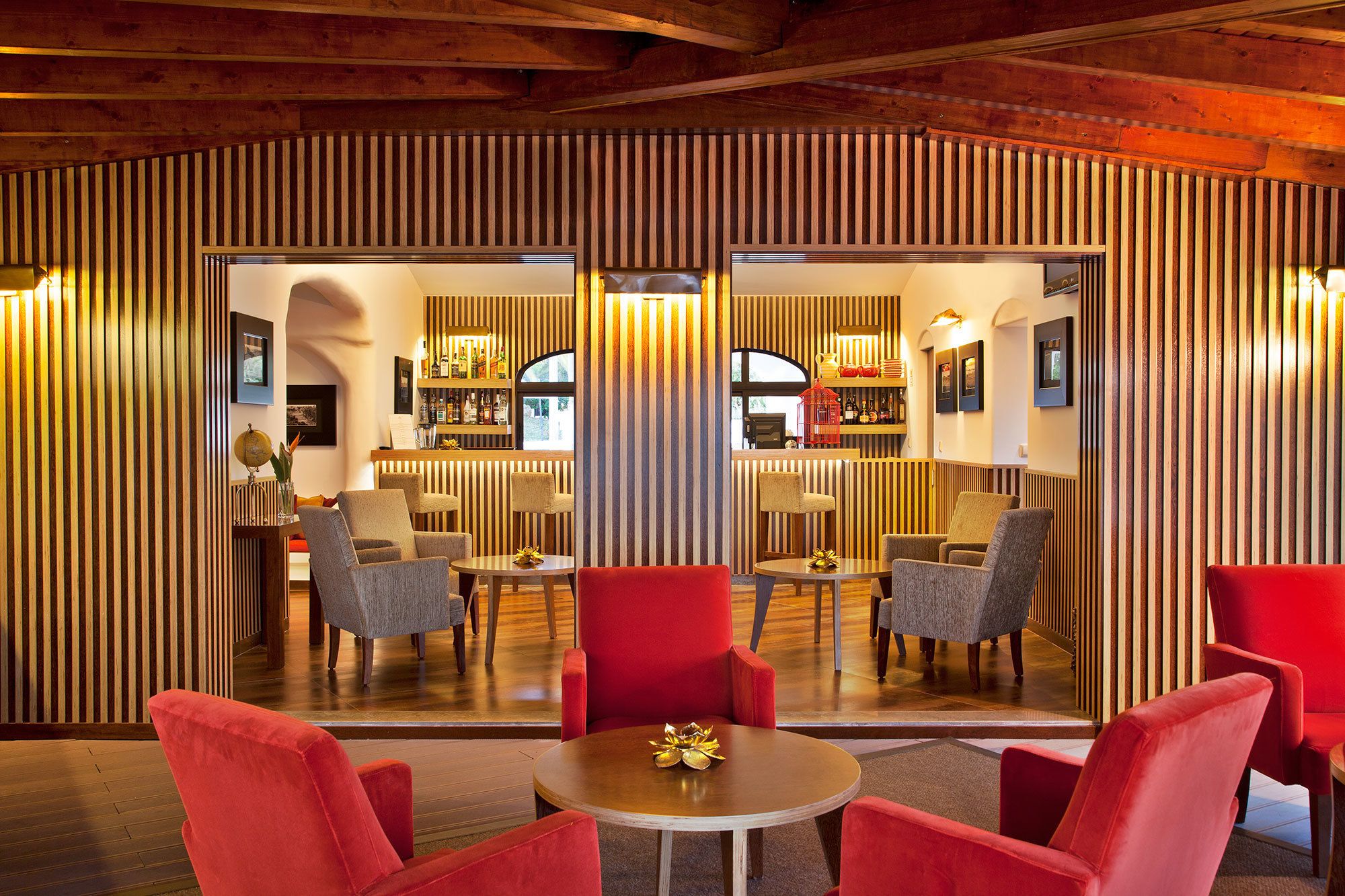 Ein modernes Interieur mit Barbereich, Sitzgelegenheiten und Holzvertäfelung.