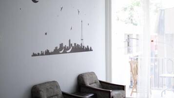 Tabla de planchar con plancha, wifi gratis y ropa de cama