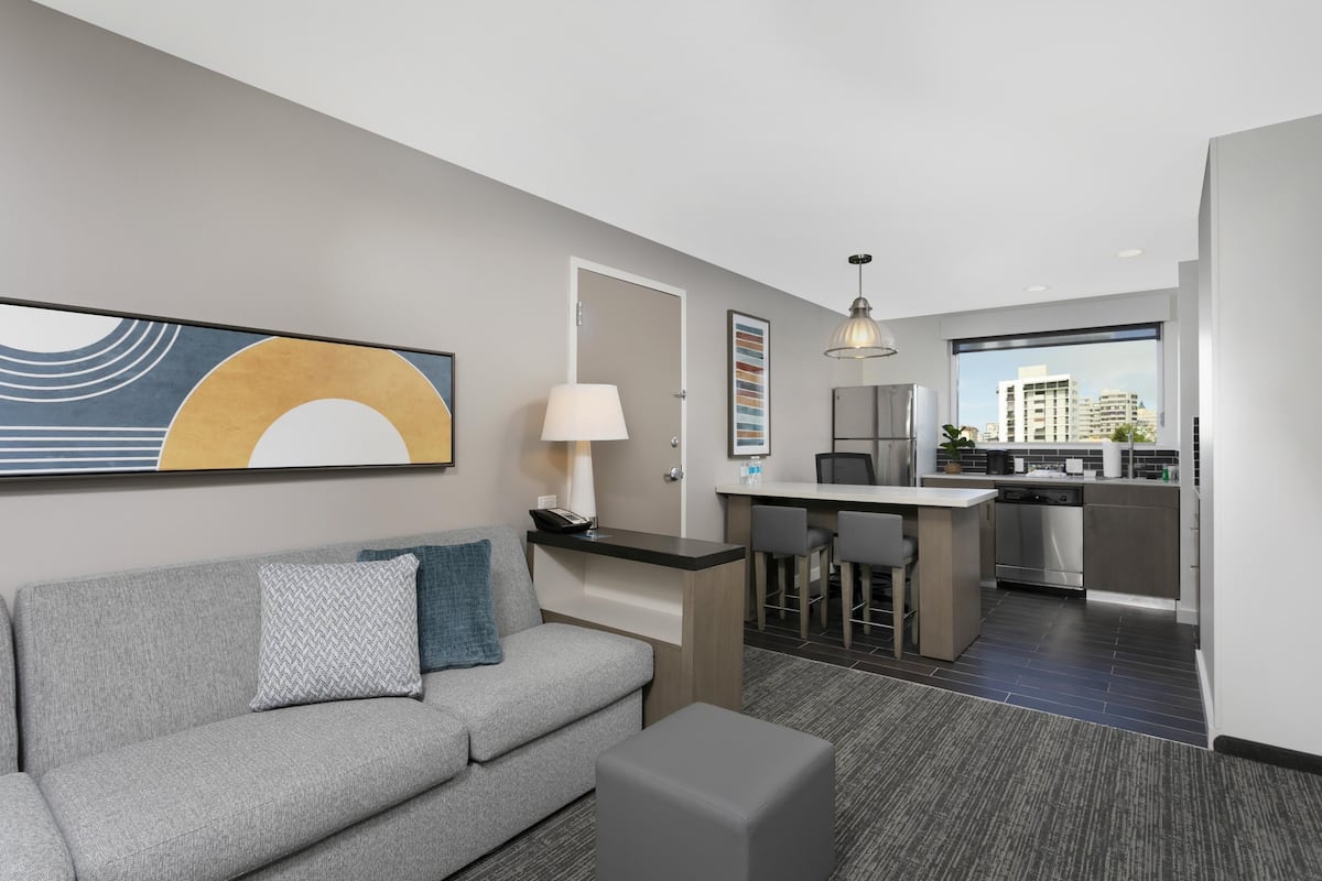 Studio Suite King | Egyptian cotton sheets, premium bedding, in-room safe, desk