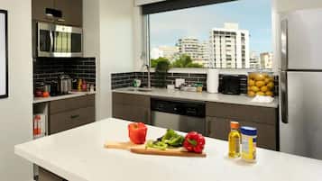 Habitación | Cocina privada | Refrigerador y cafetera y tetera