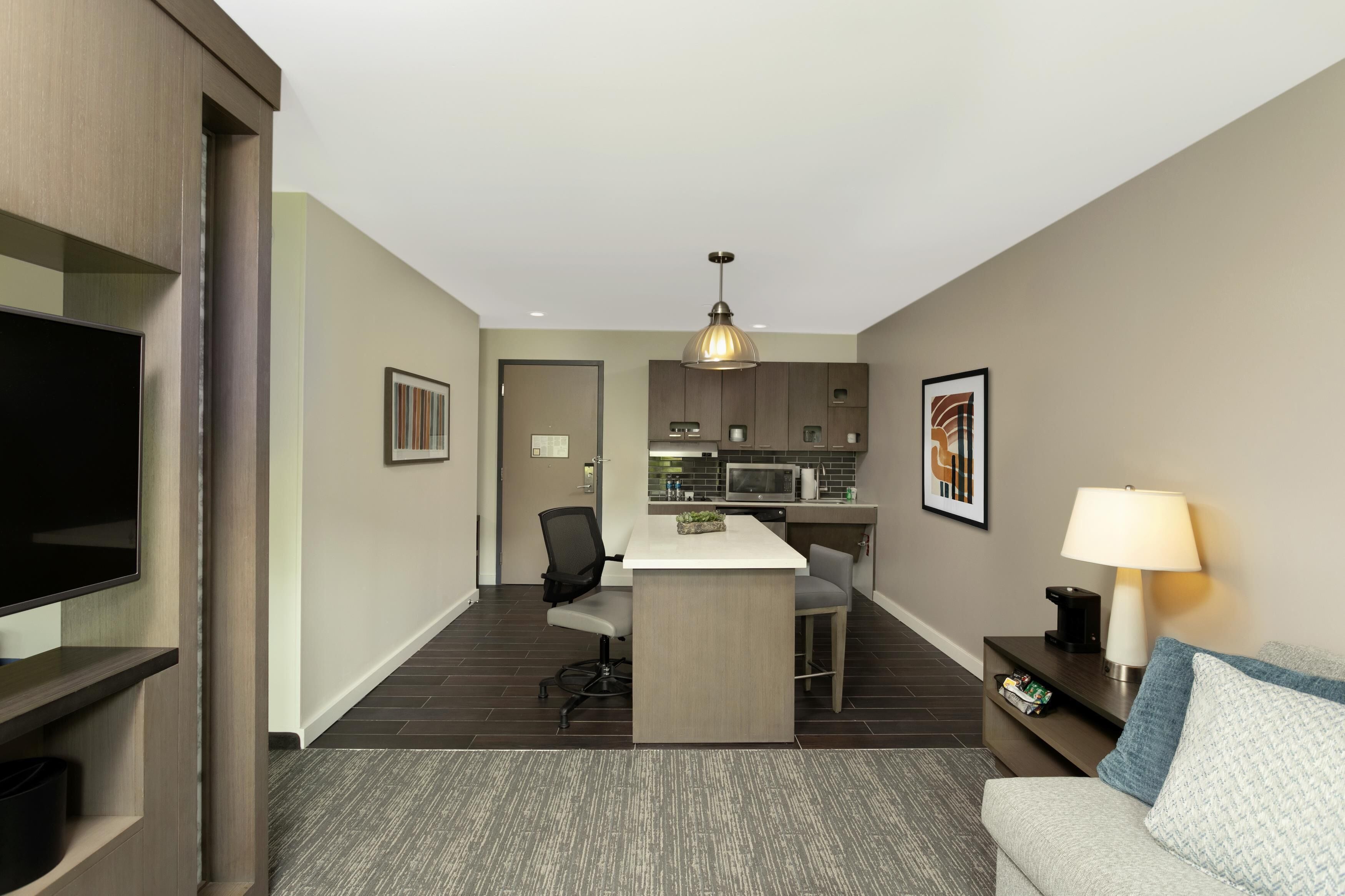 Studio Suite, 1 King Bed, Accessible, Bathtub | Egyptian cotton sheets, premium bedding, in-room safe, desk