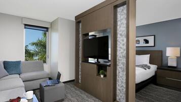 Studio Suite King | Egyptian cotton sheets, premium bedding, in-room safe, desk