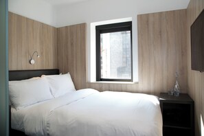 Individually furnished, desk, laptop workspace, blackout curtains - The Z Hotel Glasgow (Glasgow)