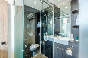 Douche, articles de toilette gratuits, sèche-cheveux