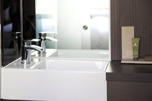 Queen Room | Bathroom | Shower, free toiletries, hair dryer, towels - The Z Hotel Glasgow (Glasgow)