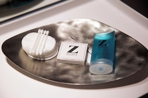 Een douche, een haardroger, handdoeken, zeep