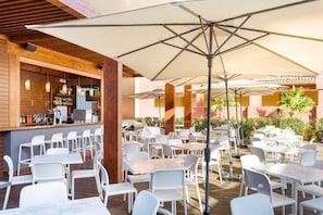 Bar en bord de piscine