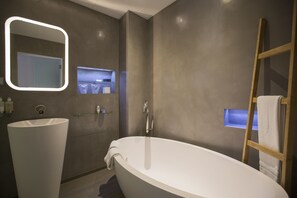Double or Twin Room (Offer) | Bathroom | Hair dryer, towels, soap, shampoo - AMA Islantilla Resort (Lepe)