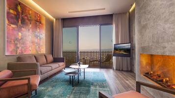 Een 42-inch ledtelevisie met satellietzenders, televisie en boeken