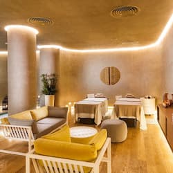 Couples treatment room(s), sauna, hot tub, steam room