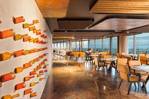 2 restaurantes; se sirven desayunos, comidas y cenas