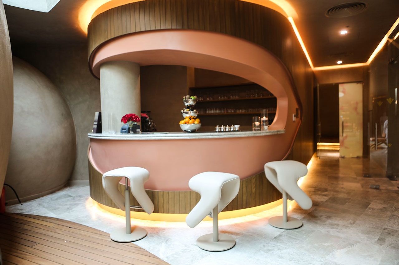 3 bars/lounges, poolside bar