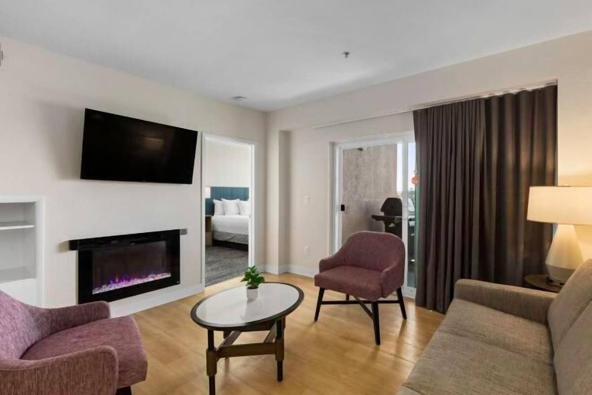 Living area | 30-inch flat-screen TV with cable channels, TV