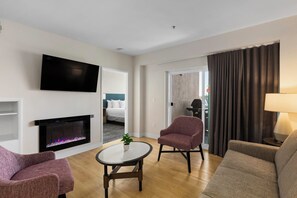 Suite – standard, 2 soverom, ikke-røyk, kjøkken | Oppholdsområde | En 30-tommers Flatskjerm-TV med kabel-kanaler samt TV