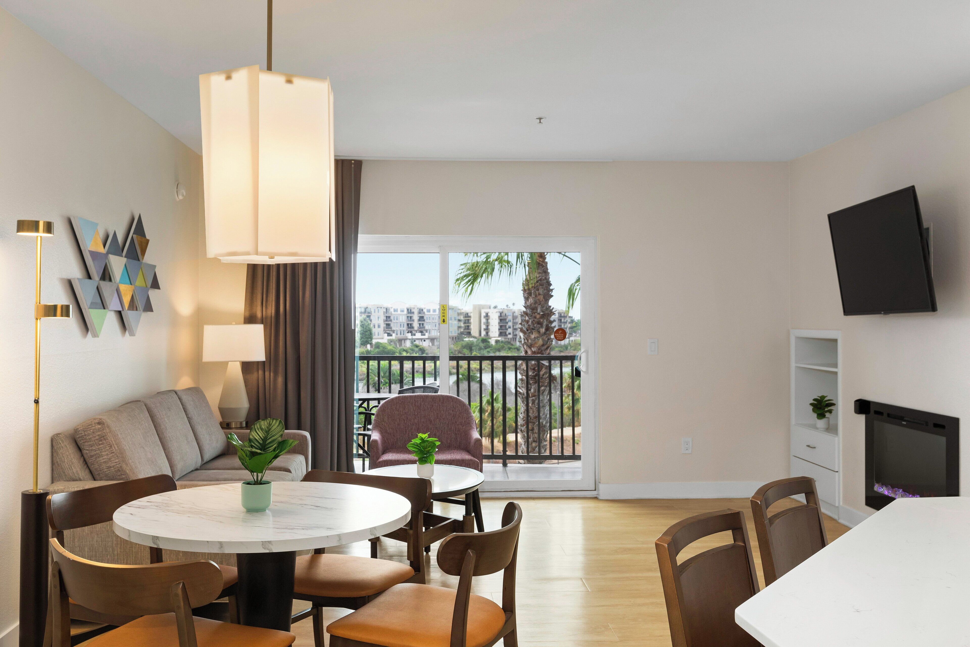 Estudio estándar, para no fumadores, cocineta | Área de sala de estar | Televisión de pantalla plana de 30 pulgadas con canales por cable 