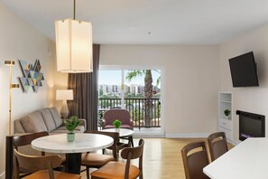 Studio Standard, non-fumeur, cuisinette | Aire de séjour | Téléviseur à écran plat de 30 po avec télévision par cùble, téléviseur