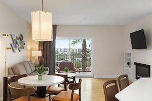 Standard Studio, Non Smoking, Kitchenette | Living area | 30-inch flat-screen TV with cable channels, TV