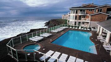 Alberca techada y 2 albercas al aire libre